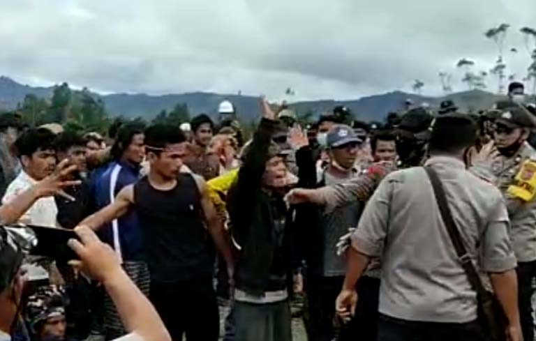 Masyarakat adat Natumingka, bentrok dengan perusahaan kayu, PT TPL. 