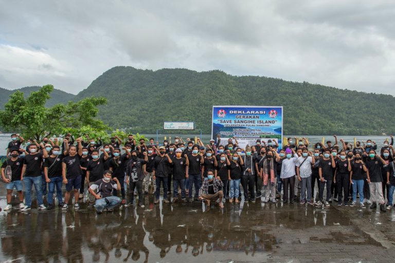 Warga Sangihe dan organisasi masyarakat sipil yang protes rencana tambang emas di Pulau Sangihe. Mereke membentuk Koalisi Save Sangihe Island. FotoL Save Sangihe Island