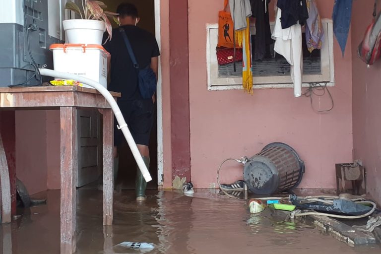 Banjir menggenangi rumah warga di Pekanbaru, penghujung April lalu. Foto: Suryadi/ Mongabay Indonesia