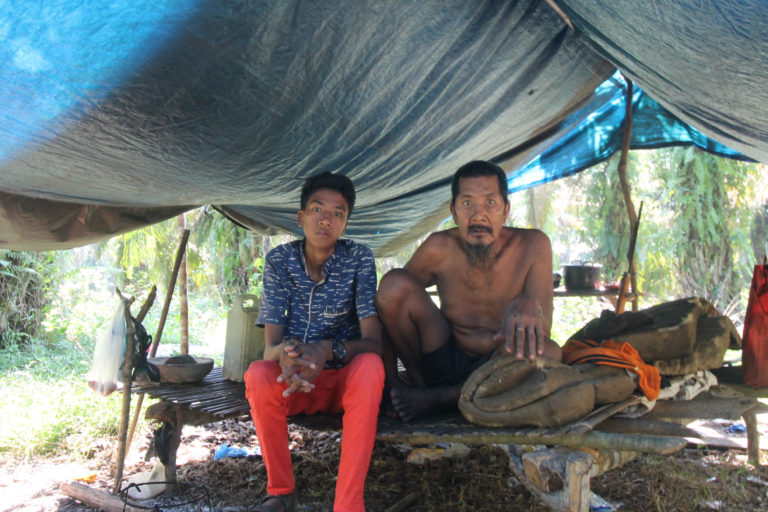 Roki dan ayahnya, Nering, yang tinggal dalam sudung di kebun sawit warga. Mereka berdua sakit batuk menahun. Foto: Elviza Diana/ Mongabay Indonesia