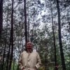 Benyamin di hutan pinus yang dia tanam puluhan tahun lalu. Foto: Agus Mawan/ Mongabay Indonesia