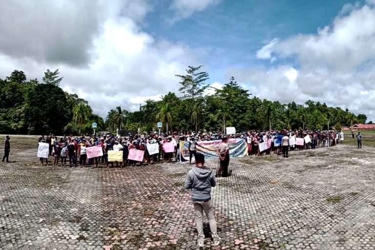 Aksi warga Teminabuan, Sorong Selatan di Kantor Bupati Sorong Selatan, 20 Mei lalu mendesak pencabutan izin perusahaan sawit yang mengancam kehidupan mereka. Foto: Yayasan Pusaka 