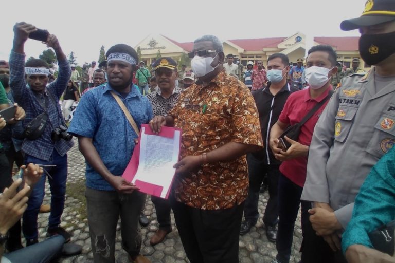 Hari ini, Bupati Sorong Selatan, melalui Wakil Bupati, Alfons Sesa, menyerahkan SK Bupati tentang Pencabutan Izin empat perusahaan perkebunan kelapa sawit