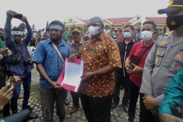 Hari ini, Bupati Sorong Selatan, melalui Wakil Bupati, Alfons Sesa, menyerahkan SK Bupati tentang Pencabutan Izin empat perusahaan perkebunan kelapa sawit 