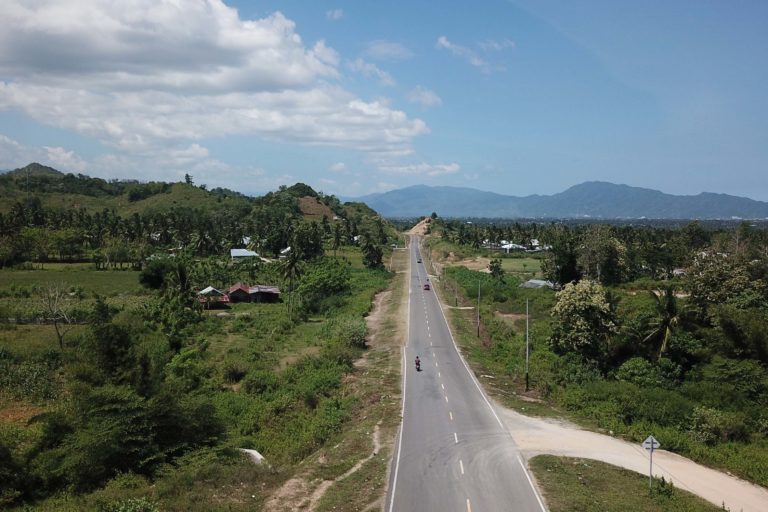 Proyek pembangunan jalan lingkar Gorontalo atau Gorontalo Outer Ring Road [GORR], bagian proyek strategis nasional ini menyisakan berbagai masalah. Foto: Sarjan Lahay/ Mongabay Indonesia