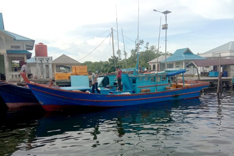 Kapal Nelayan Natuna saat bersiap untuk melaut di daerah perbatasan, 2 Mei 2021 lalu. Nelayan Natuna berharap difasilitasi menjaga laut Natuna. Foto: Yogi ES/ Mongabay Indonesia