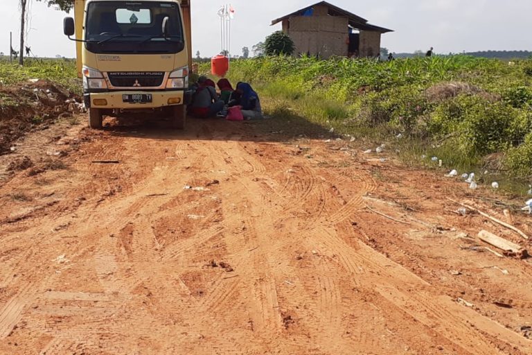 Truk yang mengangkut pekerja perusahaan untuk tanam eukaliptus di lahan yang bersengketa dengan wilayah adat Sakai. Foto: Suryadi/ Mongabay Indonesia