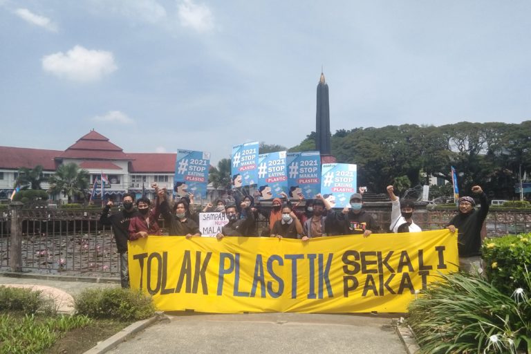 Gerakan puasa sampah plastik sekali pakai. Foto: Eko Widianto/ Mongabay Indonesia