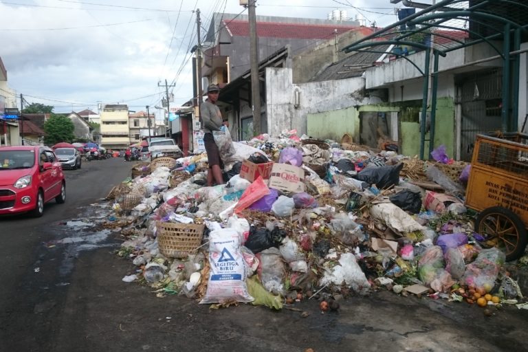 Sampah menumpuk di pinggir jalan karena TPS Piyungan ditutup beberapa waktu lalu. Foto: Nuswantoro/ Mongabay Indonesia