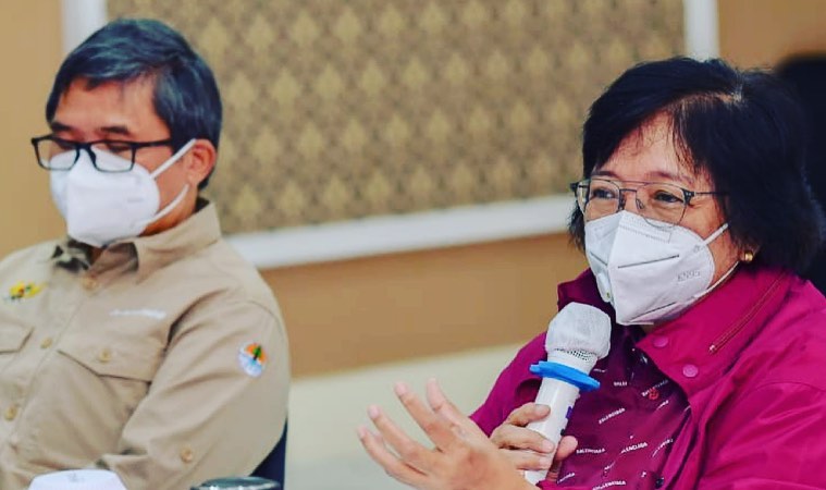 Siti Nurbaya, Menteri LHK, saat pertemuan dengan perwakilan Masyarakat Adat Tano Batak di Parapat. Foto: dari Facebook Vivien