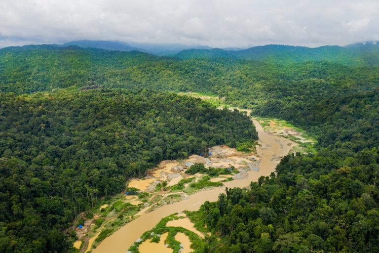 Kondisi Sungai Batanghari di Hutan Lindung Batanghari, Solok Selatan, Sumatera Barat, yang rusak akibat aktivitas tambang emas ilegal. Foto: Dok Tim BNPB