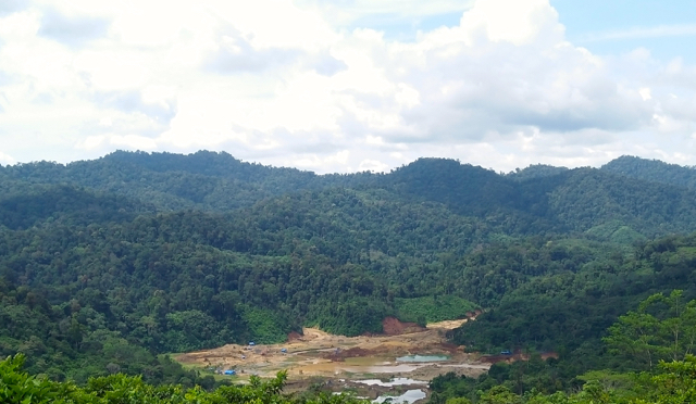 Area pengolahan kayu (sawmill) PT. AMT berubah menjadi lokasi tambang emas sejak aktivitas kayu berhenti pada 2012. Foto: Vinolia/ Mongabay Indonesia