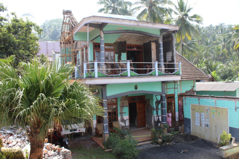 rumah yang rusak akibat gempa 6,1 SR yang mengguncang Malang 10 April 2021.