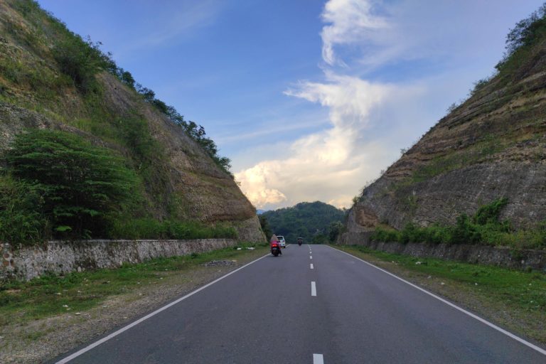  Jalan lingkar Gorontalo atau Gorontalo Outer Ring Road [GORR], bagian proyek strategis nasional yng membelah bukit. Foto: arjan Lahay/ Mongabay Indonesia