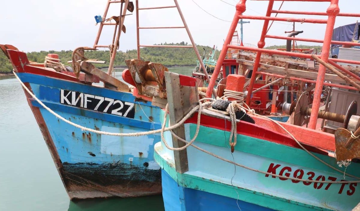Dua kapal ikan asing ilegal berbendera Vietnam yang diamankan saat mencuri ikan di WPPNRI 711 Laut Natuna Utara pada 29 Maret 2021 oleh Kapal Pengawas Perikanan Orca 03 ini gunakan alat tangkap ikan pair trawl. Kapal dengan nomor lambung KG 9307 TS dan KNF 7727 ini, kini berada di Pangkalan Pengawasan Sumber Daya Kelautan dan Perikanan (PSDKP) Kota Batam beserta 21 anak buah kapal (ABK) berasal dari Vietnam. Foto : KKP