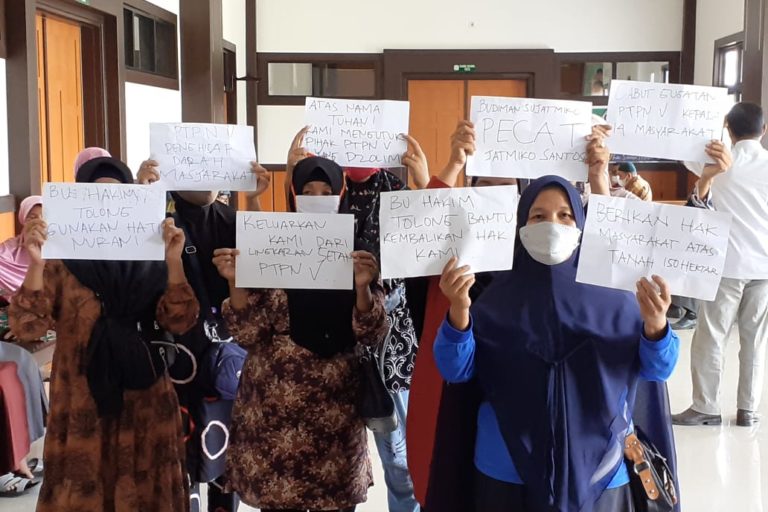 Para perempuan adat kala aksi di pengadilam. Foto: Suryadi/ Mongabay Indonesia