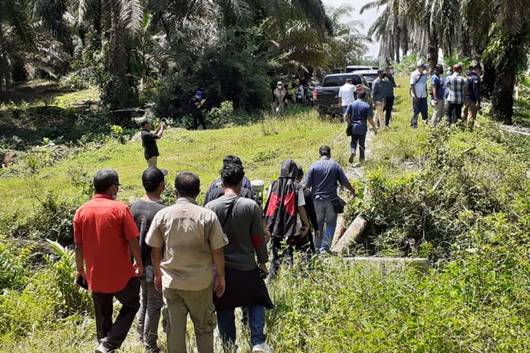 Hakim, kuasa hukum dari warga adat Pantai Raja dan kuasa hukum PTPN V, beserta menuju lokasi sidang lapangan di Kampar. Foto: Suryadi/ Mongabay Indonesia