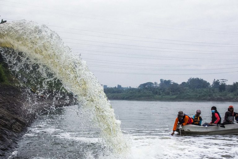 Limbah cair salah satu pabrik kertas yang mengalir ke Kali Porong di Kabupaten Mojokerto. Foto: A. Asnawi/ Mongabay Indonesia