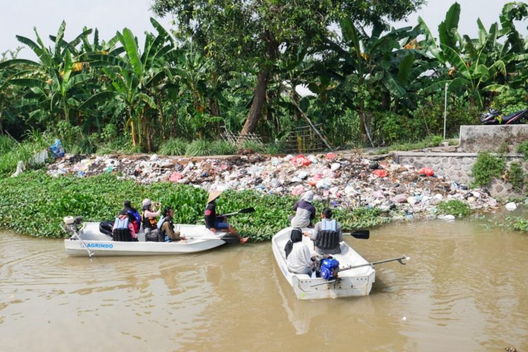 Tumpukan sampah di bantaran Kali Porong, Sidoarjo. Foto: A. Asnawi/ Mongabay Indonesia