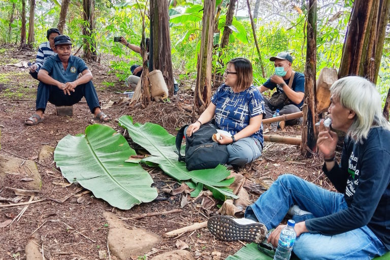  Suasana diskusi antara petani pelaksana imbal jasa lingkungan di Desa Galih, Kecamatan Pasrepan, Kabupaten Pasuruan dengan para pihak. Foto: A Asnawi/ Mongabay Indonesia