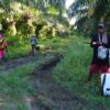 Para buruh sawit PT Tandan Sawita Papua di Keerom, bersiap memulai pekerjaan di kebun. Foto: Asrida Elisabeth/ Mongabay Indonesia