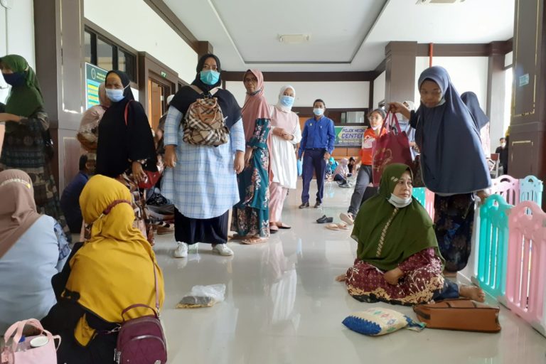 Perempuan Adat Pantai Raja, setia mengikuti proses pengadilan. Foto: Suryadi/ Mongabay Indonesia
