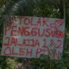 Spanduk penolakan warga di kebun Darius Bega di Luwu Timur. Foto: Eko Rusdianto/ Mongabay Indonesia