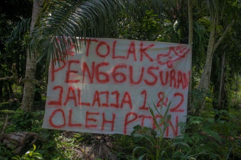 Spanduk penolakan warga di kebun Darius Bega di Luwu Timur. Foto: Eko Rusdianto/ Mongabay Indonesia