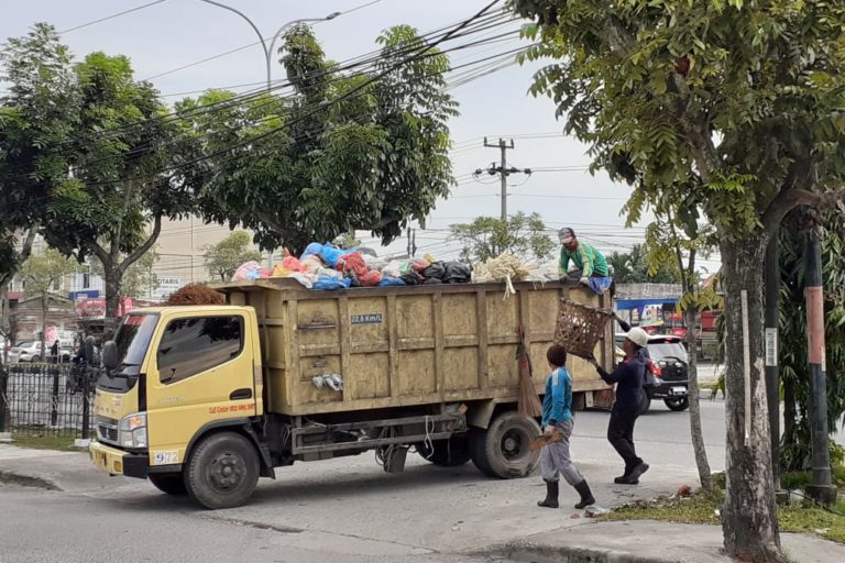 Truk yang mengangkut sampah di Pekanbaru. Foto: Suryadi/ Mongabay Indonesia