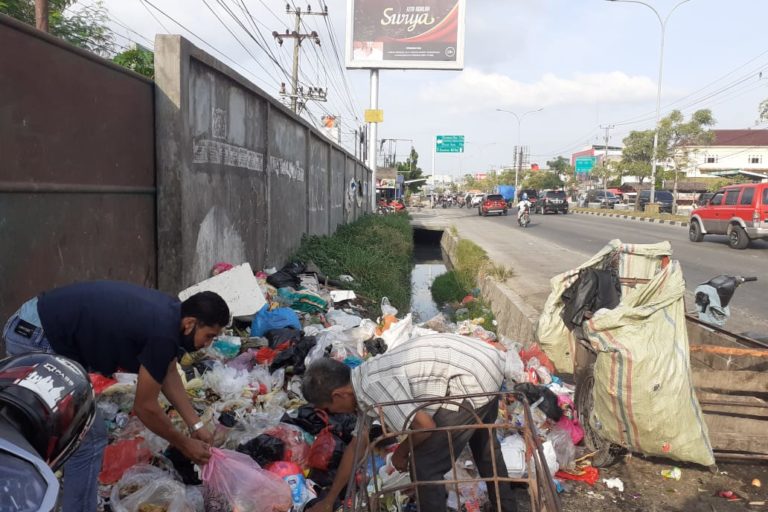 Sampah menunjuk di salah satu sudut Kota Pekanbaru. Foto: Suryadi/ Mongabay Indonesia