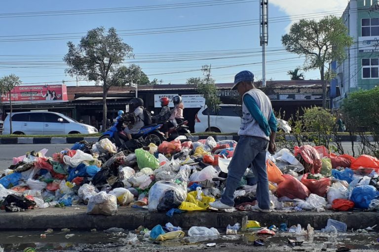 Sampah yang menumpuk di mana-mana di Pekanbaru. Foto: Suryadi/ Mongabay Indonesia