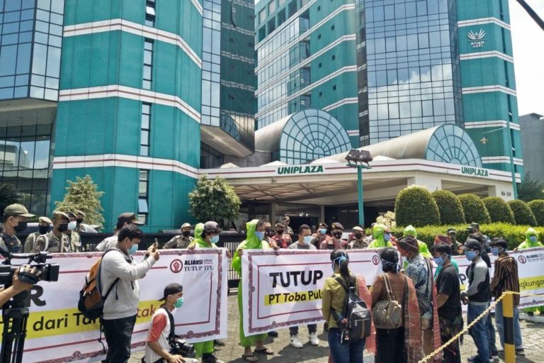 Aksi Gerak Tutup TPL juga dilakukan di depan Kantor PT TPL di Sumatera Utara, pada 28 Juli lalu. Foto: AMAN 