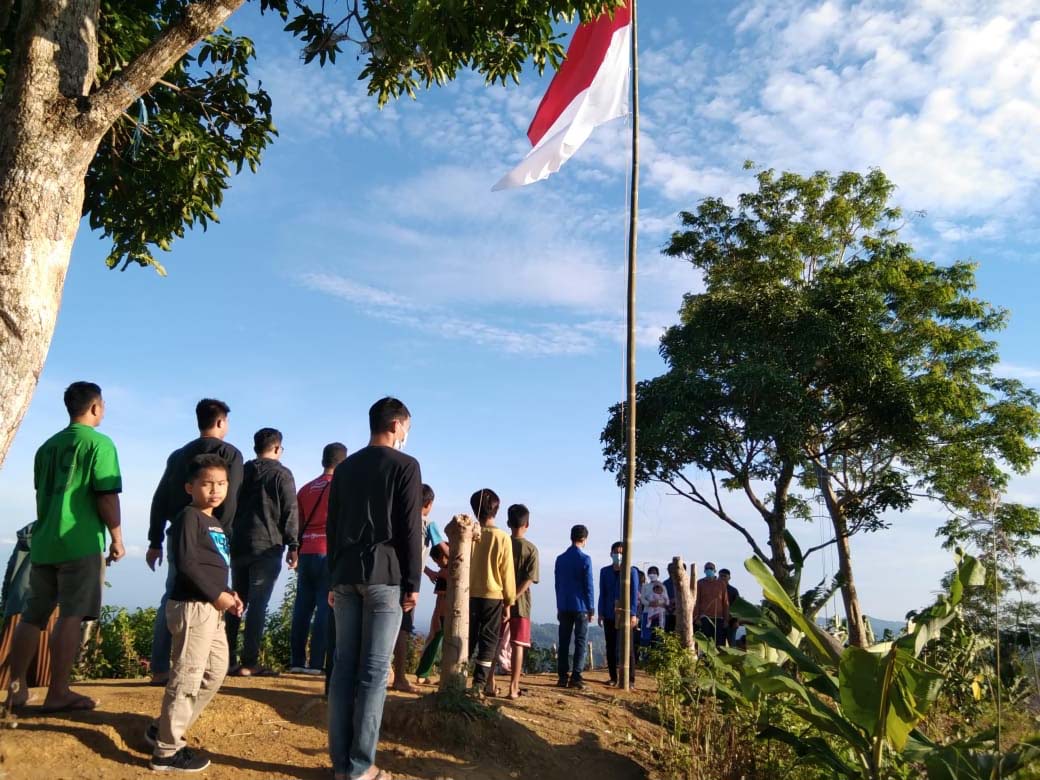Upacara menaikkan bendera merah putih pada 17 Agustus 2021 oleh pemuda adat Pegunungan Meratus. Foto: M Rahim Arza/ Mongabay Indonesia