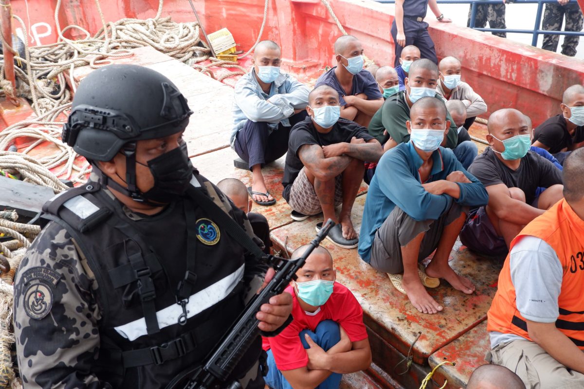 Petugas KKP menjaga ABK Vietnam, yang baru diamankan. Foto: Yogi Eka Sahputra/ Mongabay Indonesia
