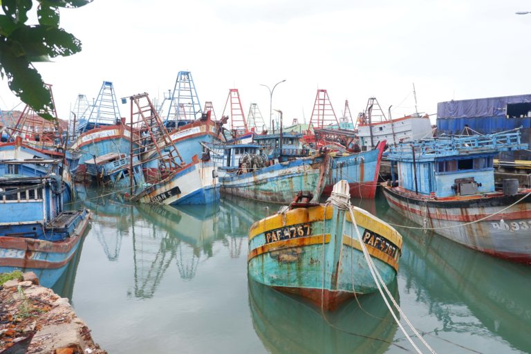 Puluhan kapal sitaan berbendera Vietnam yang dandar di Pelabuhan di Batam. Foto: Yogi Eka Sahpurta/ Mongabay Indonesia