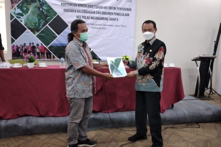 Direktur Eksekutif ARuPA, Edi Suprapto (kiri) memberikan Rencana Aksi Pengelolaan Kawasan Ekosistem Esensial Pulau Masakambing pada Sekretaris Daerah Kabupaten Sumenep Edy Rasiyadi (kanan).Foto: Moh. Tamimi/Mongabay Indonesia