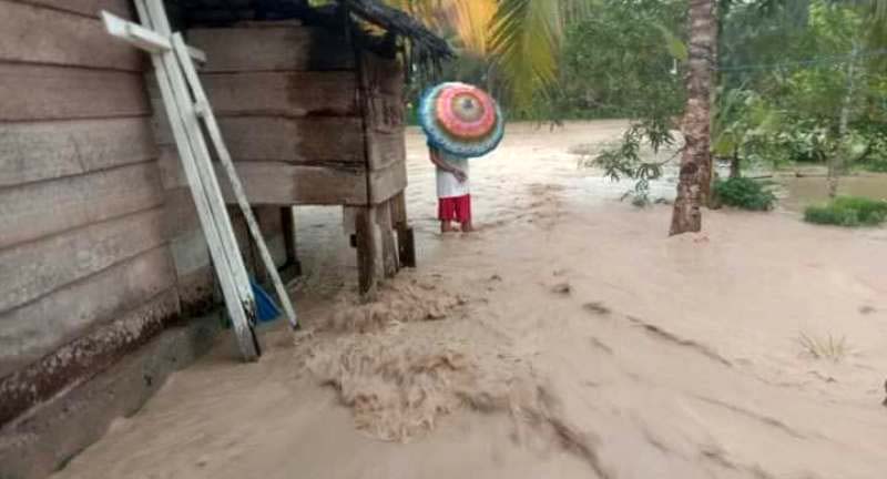 Banjir bandang karena sungai-sungai meluap hingga merendam pemukiman dan berbagai fasilitas di Desa Sabuai. Foto: dokumen warga