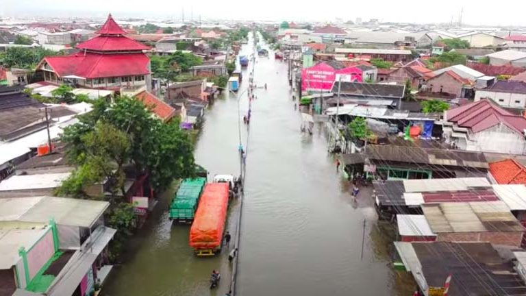 Banjir di Semarang. Foto: dari Film Tenggelam dalam Diam