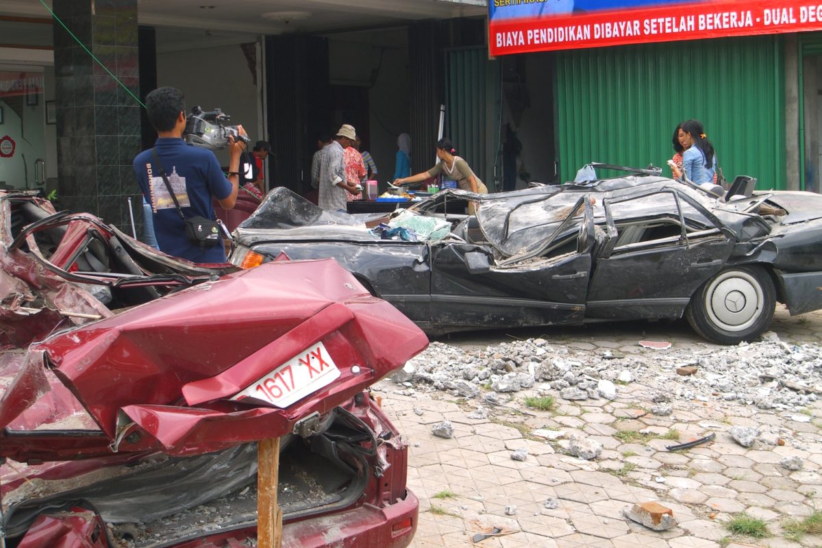 Beberapa mobil ringsek akibat gempa Bantul 2006..JPG Nuswantoro