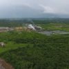 Foto dari udara yang memperlihatkan pabrik pengolahan sawit tak jauh dari Sungai Saliha. Foto: Christ Belseran