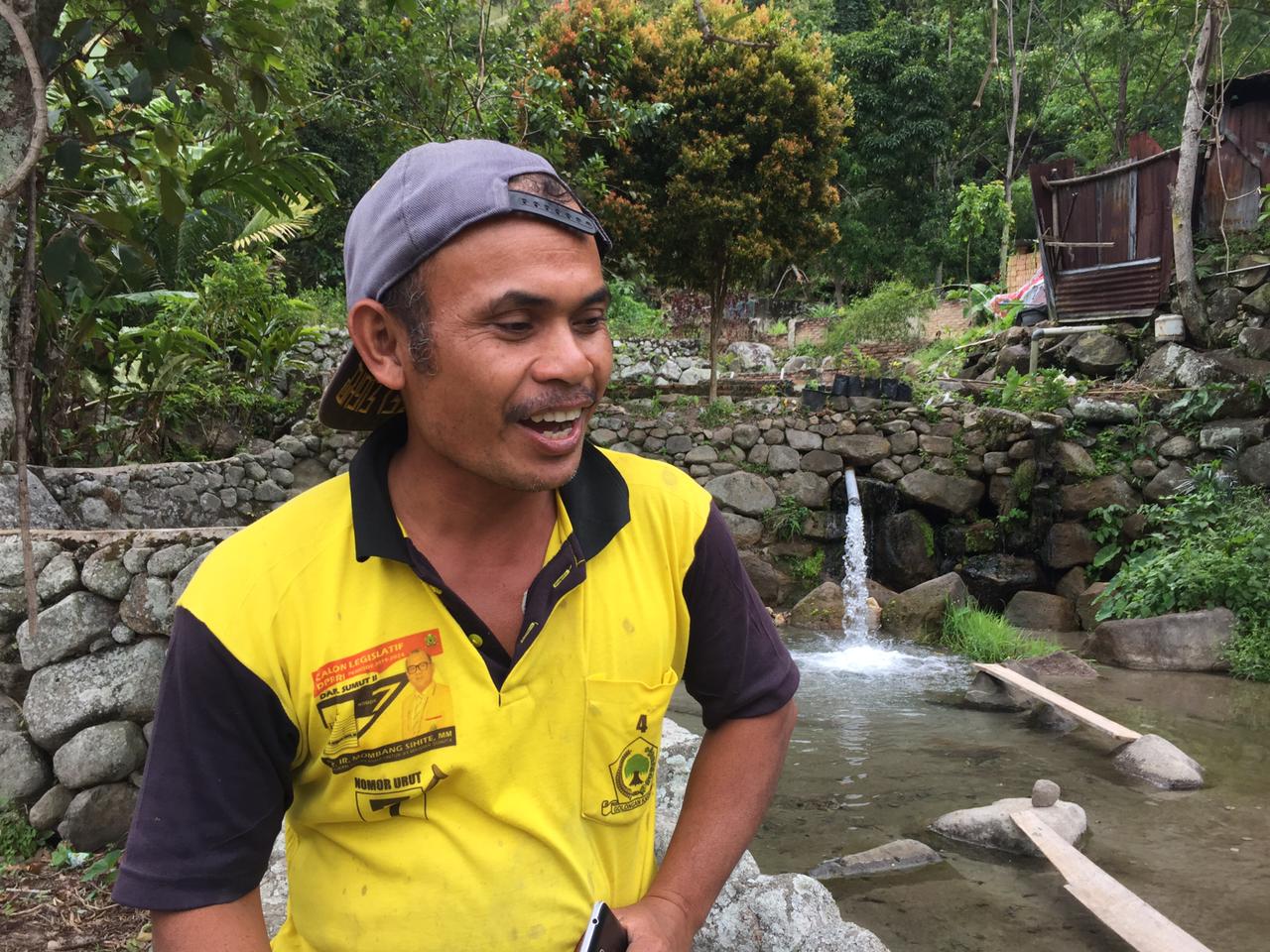  Swarno Lumbangaol, pulang kampung dan budidaya ihan Batak (Neolissochilus thienemann), jenis ikan endemik perairan Danau Toba. Foto: Barita NL/ Mongabay Indonesia 