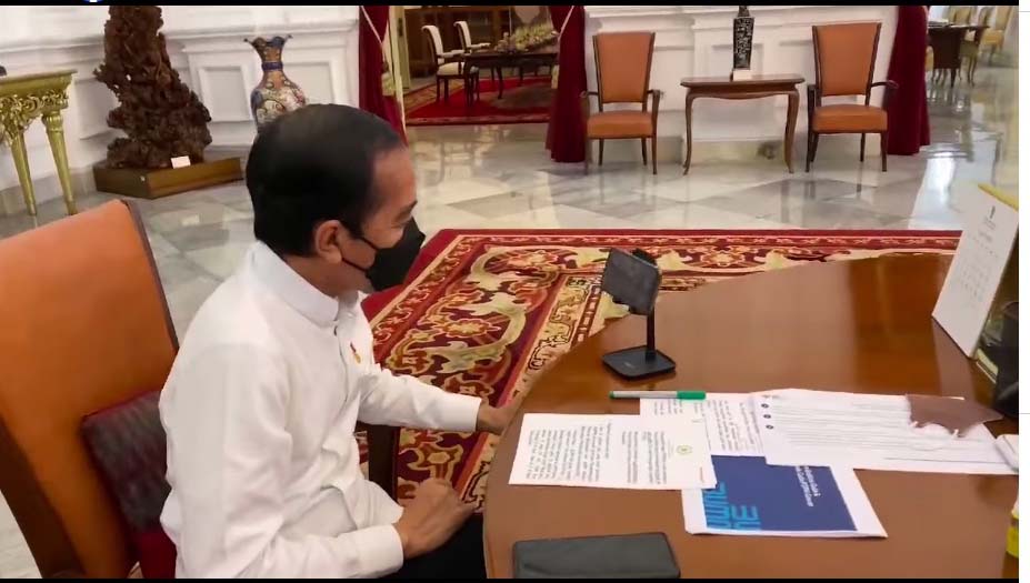 Presiden Joko Widodo, saat berbincang dengan Tim 11 via telepon, 6 Agustus lalu. Foto: dari Facebook Presiden Jokowi