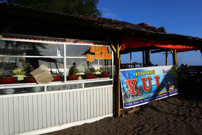 Kedai nasi Yul di tempat baru. Kedai lama sudah terkena abrasi. Foto: Jaka HB/ Mongabay Indonesia