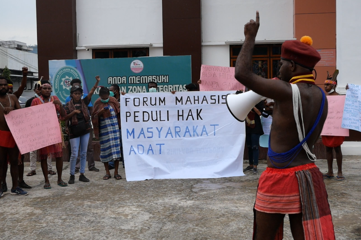 Mahassiswa asal Papua Barat aksi dukungan kepada Bupati Sorong di halaman PTUN Jayapura. Foto: Asrida Elisabeth/ Mongabay Indonesia