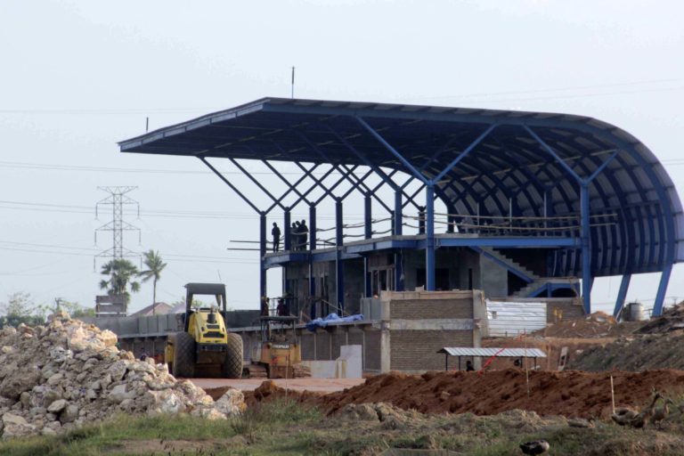 Pembangunan stasiun kereta api di Rammbang-rammang. Foto: Eko Rusdianto/ Mongabay Indonesia