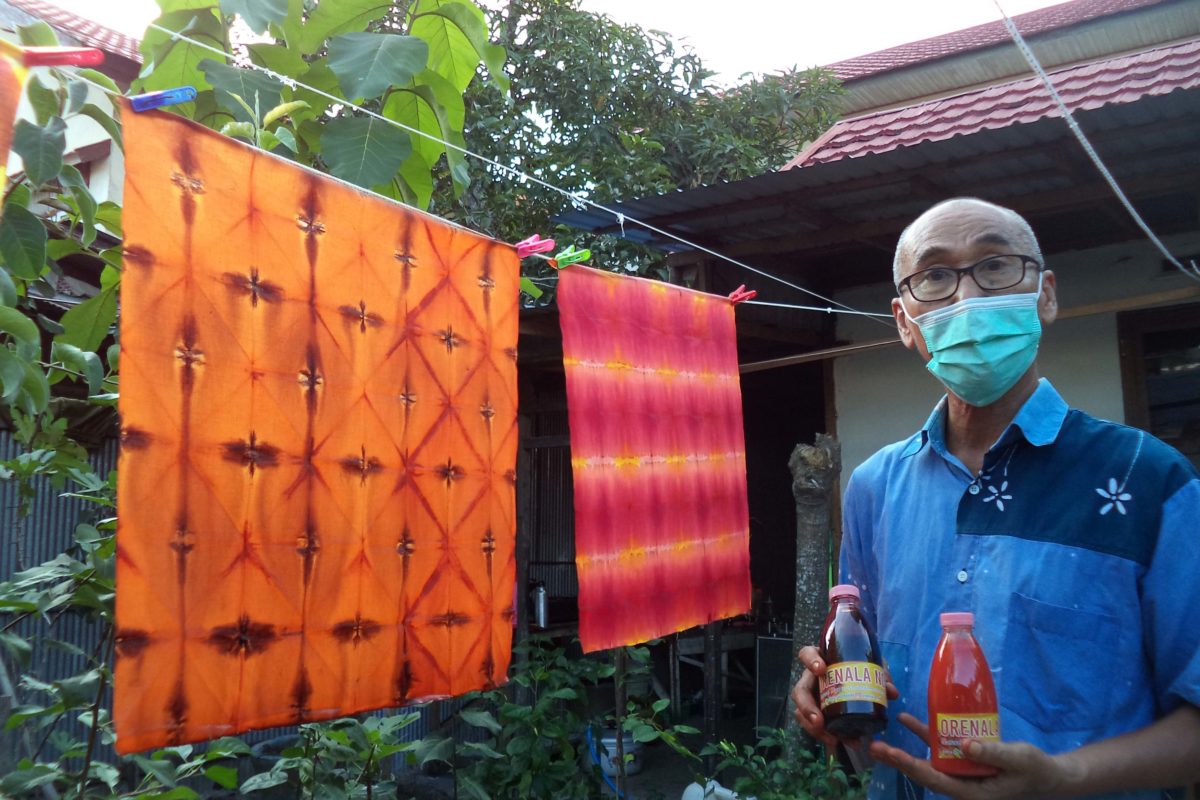 M Redho, dengan karyanya, kain sasirangan pewarna alami . Foto: Rahim/ Mongabay Indonesia