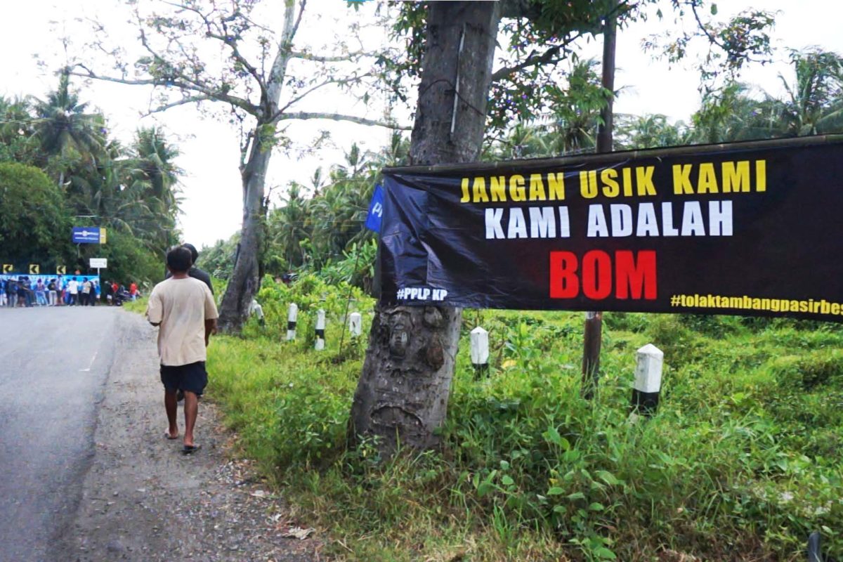 Spanduk penolakan warga terhadap tambang pasir terpampang di berbagai sudut jalan desa. Foto: Lusia Arumingtyas/ Mongabay Indonesia