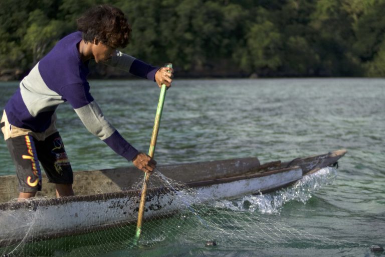 Nelayan Desa Labotaone tidak mendapatkan ikan saat melepas jaring di sekitar terumbu karang yang rusak akibat aktivitas pemboman ikan di Teluk Moramo. Dalam 10 tahun terakhir jumlah tangkapan ikan di Teluk Moramo semakin berkurang. Foto: Riza Salman