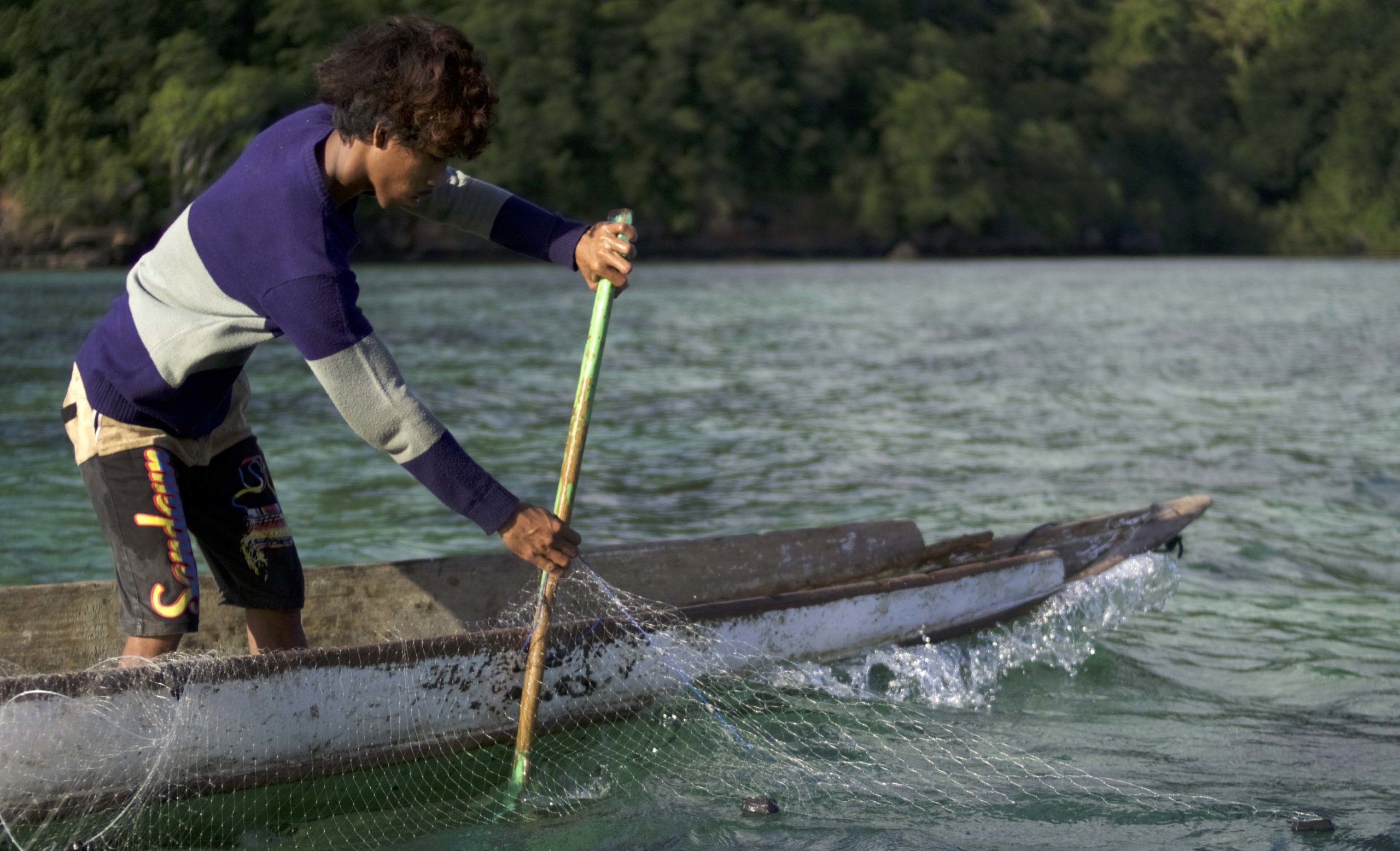 Nelayan Desa Labotaone tidak mendapatkan ikan saat melepas jaring di sekitar terumbu karang yang rusak akibat aktivitas pemboman ikan di Teluk Moramo. Dalam 10 tahun terakhir jumlah tangkapan ikan di Teluk Moramo semakin berkurang. Foto: Riza Salman