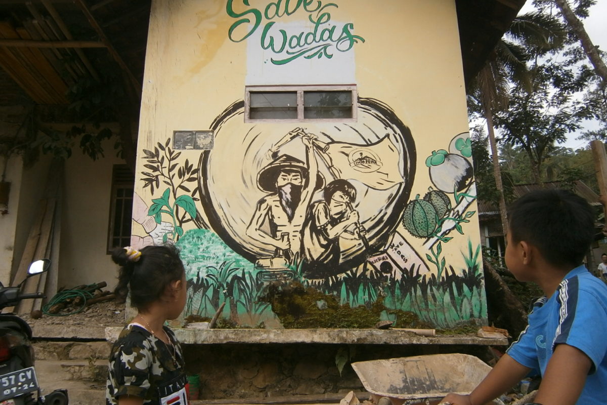 Dua anak memperhatikan karya mural di Desa Wadas. (1).JPG